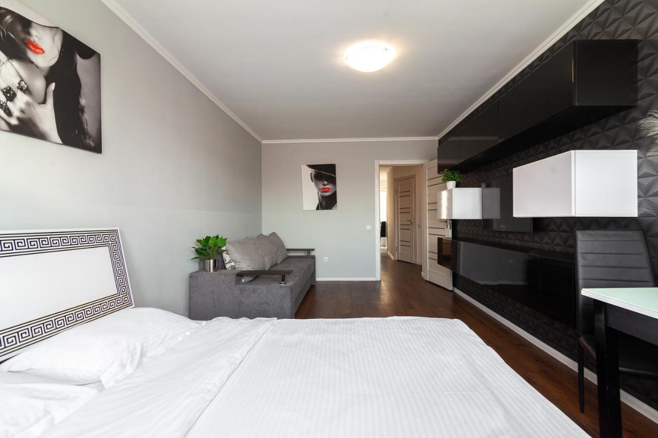 Leogrand Apartments On Svobody Lviv Buitenkant foto